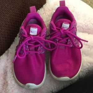 Toddler girls size 9c Nike tennis shoes.